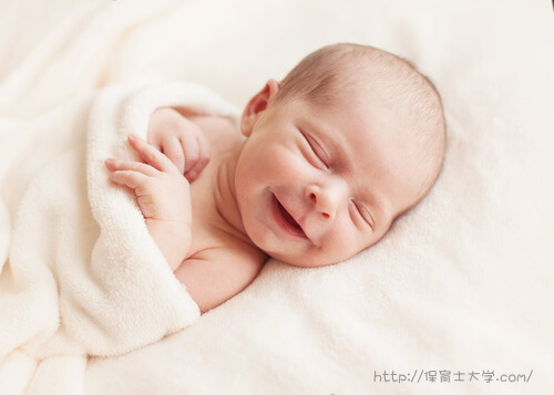 笑顔で眠る赤ちゃん
