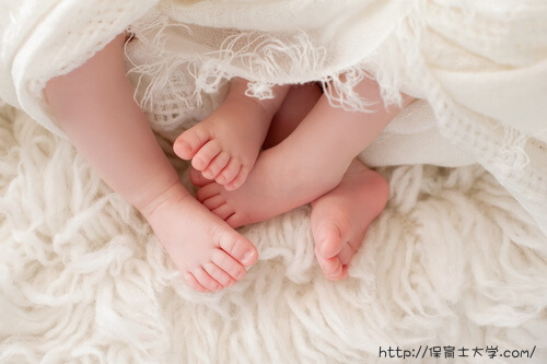 小さな赤ちゃんの足