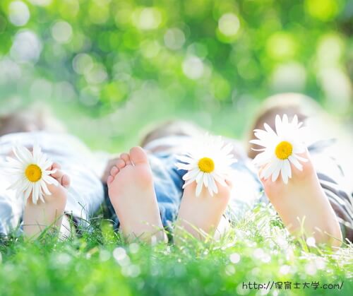 子供の足の裏とお花